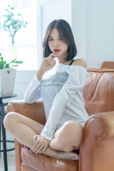 阿珂被小兵挂在树上的照片gif